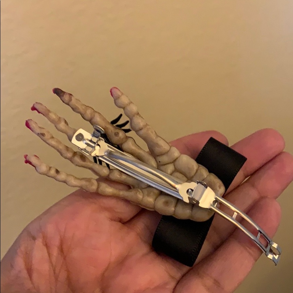 Halloween skeleton hand w spider 🕷 hair clip DOD - Picture 12 of 13